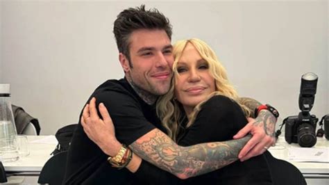 Milano Fashion Week, Fedez alla sfilata di Versace senza la 